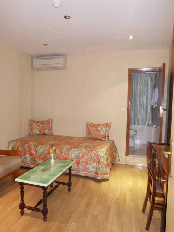 Hotel Larbelo Coimbra Quarto foto
